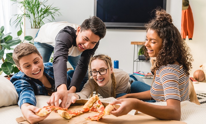 friends eating pizza